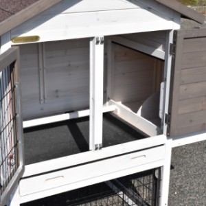 The night compartment of the Prestige Small chicken coop is equipped with one removable perch