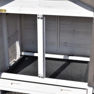 The sleeping compartment of the chickencoop Prestige Small is provided with a removable perch