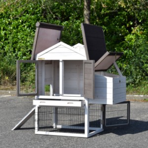 The chickencoop Prestige Small has a hinged roof