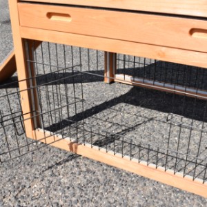 Chickencoop Prestige Small is provided with a little mesh door