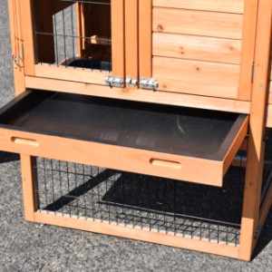 Because of the practical tray you can clean the chickencoop Prestige Small very easily