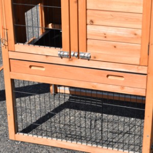 Because of the plastic tray you can clean the rabbit hutch Prestige Small very easily