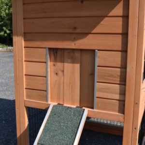 The chickencoop Prestige Small has a lockable sleeping compartment