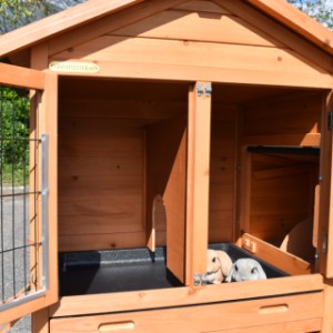 The sleeping compartment of rabbit hutch Prestige Small is provided with a removable windwall