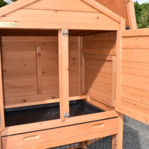 Chickencoop Prestige Small is provided with a removable perch