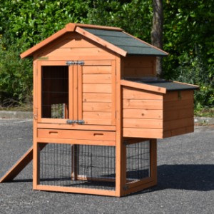 The hutch Prestige Small is suitable for 3 little chickens