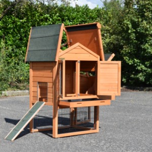 The chickencoop Prestige Small has many openings