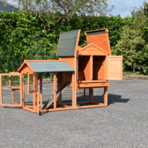 The chickencoop Prestige Small is provided with large openings