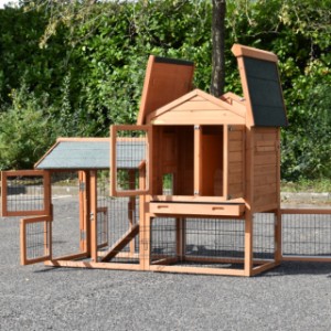 The rabbit hutch Prestige Small has a hinged roof