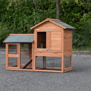 The hutch Prestige Small is suitable for 3 little chickens