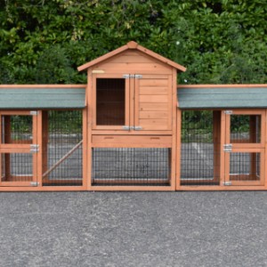The rabbit hutch Prestige Small is extended with 2 runs