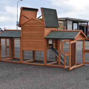 The rabbit hutch Prestige Small is provided with large doors
