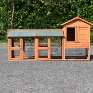 The rabbit hutch Prestige Small is extended with 2 runs
