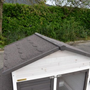 The roof of rabbit hutch Annemieke Extra Large is provided with roofing felt