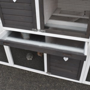 The sleeping compartment of the rabbit hutch Annemieke Extra Large is provided with a practical tray