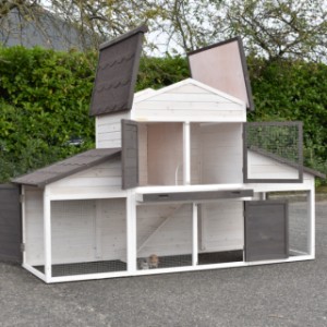 The rabbit hutch Annemieke Extra Large has many large openings