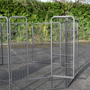 The animal enclosure Octa has a door opening  with a width of 32cm