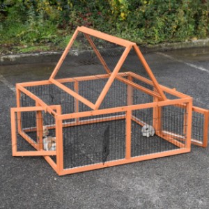 The rabbit run is equipped with two removable doors