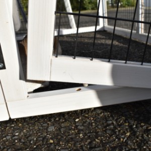 Multirun rabbit run | The removable panel is fitted with 2 wooden dowels