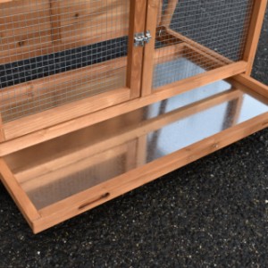 Because of the tray you can clean the tray the aviary facilement