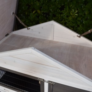 The rabbit hutch Regular Medium has a practical storage attick