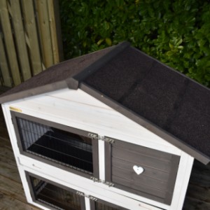 The roofs of rabbit hutch Regular Medium are provided with roofing felt