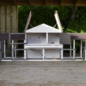 Rabbit hutch Regular Medium is provided with a hinged roof