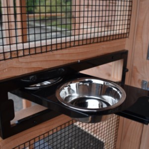 Aviary Flex 3+.1+ | The rotating feeding system can be operated from the airlock