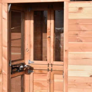 Aviary Flex 3+.1+ is equipped with a convenient airlock