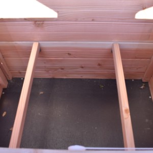 Chickencoop Chicky 2 is provided with 2 perches