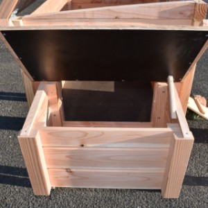 The laying nest of chickencoop Chicky is provided with a hinged roof