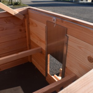 Chickencoop Chicky 2 | the opening is provided with an aluminum sliding hatch