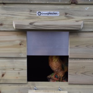 The chickencoop Chicky is provided with an aluminum sliding hatch