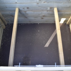 The chickencoop Chicky is provided with 2 perches