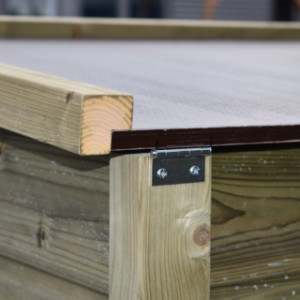 The roof of the Chicky chicken coop is fitted with sturdy hinges