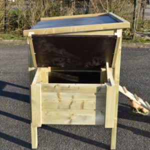 The laying nest of chickencoop Chicky has a hinged roof
