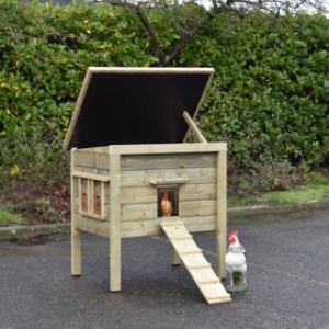The chickencoop Chicky is provided with a hinged roof