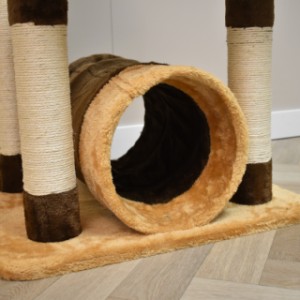Scratching post Kimo has a fun tunnel for your cat