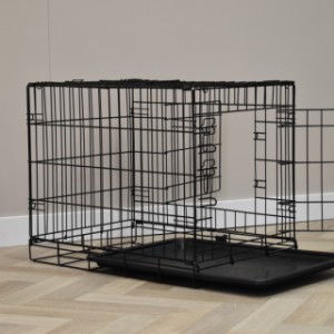 The Profit 63 cm dog crate is equipped with a removable plastic tray