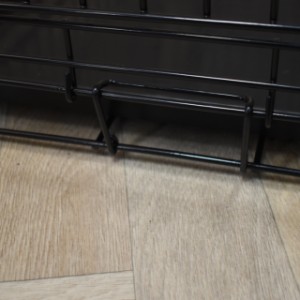 The tray of the dog crate Strong L is secured by a black locking clip