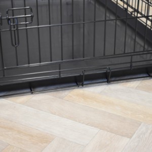 The black dog crate XXL has a plastic black tray