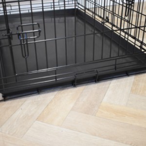 The dog crate Strong XL is provided with a plastic tray