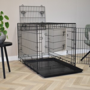 The Strong XL dog crate is equipped with 2 doors and 1 hatch