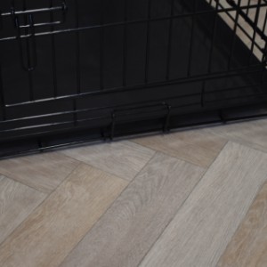 The dog crate Strong L is provided with a plastic tray