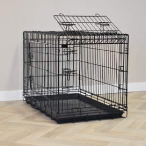 The dog crate Strong L features a fold-down hatch on the front side