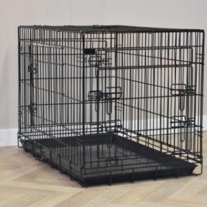 The dog crate Strong L features sturdy black powder-coated bars