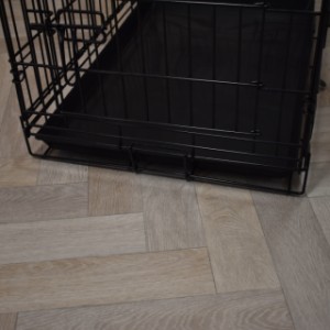 Dog crate Strong M is provided with a black plastic tray