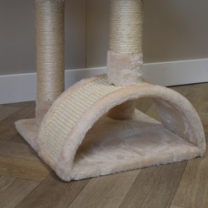 Scratching post Katja is provided with a sisal-bridge