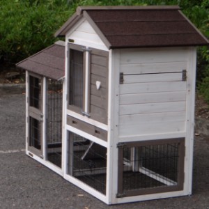 The guinea pig hutch Prestige Small is provided with roofing felt