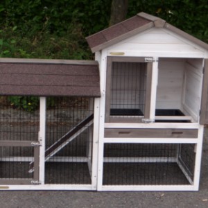 The hutch Prestige Small has a large sleeping compartment for your guinea pigs